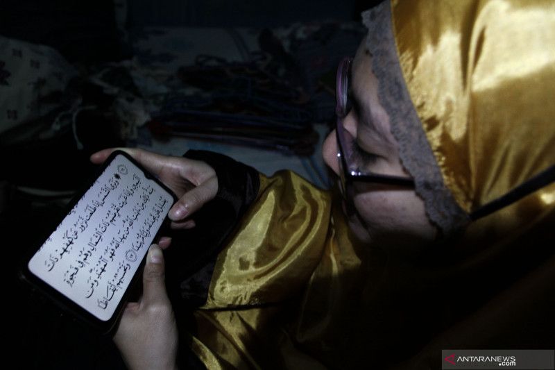 Membaca Al-Quran online di ponsel, apa hukum & keutamaannya?