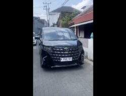 Jokowi Gunakan Mobil Mewah Kunjungi Dosen Pembimbingnya