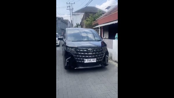 Jokowi Gunakan Mobil Mewah Kunjungi Dosen Pembimbingnya