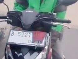 Tilang Polisi: Motor Pelat Nomor Tertutup Masker, Langgar Hukum?