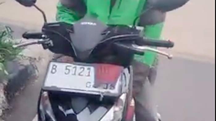 Tilang Polisi: Motor Pelat Nomor Tertutup Masker, Langgar Hukum?