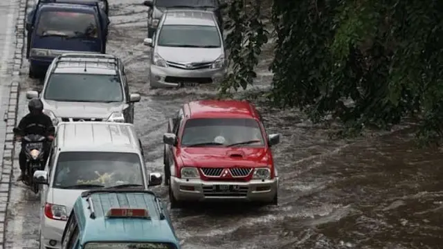 Aman Terobos Banjir? 8 Langkah Selamat Nyetir Mobil
