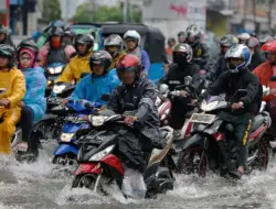 Amankan Perjalanan: 8 Tips Nyetir Motor Saat Banjir