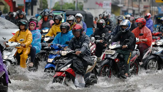 Amankan Perjalanan: 8 Tips Nyetir Motor Saat Banjir